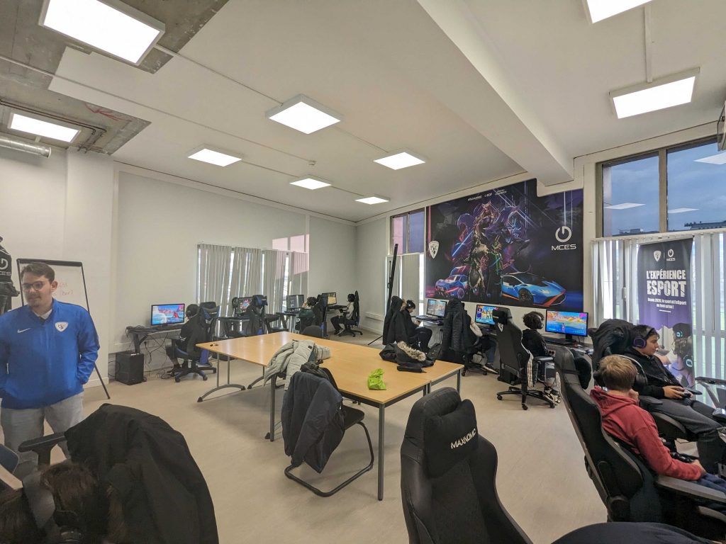 Salle dédiée à l'esport et équipée de d'ordinateurs gaming haut de gamme
