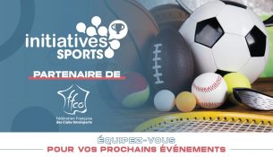 Image avec un ballon de foot, un ballon de basket et d'autres équipements qui met en avant le partenariat Initiatives et la F.F. Clubs Omnisports