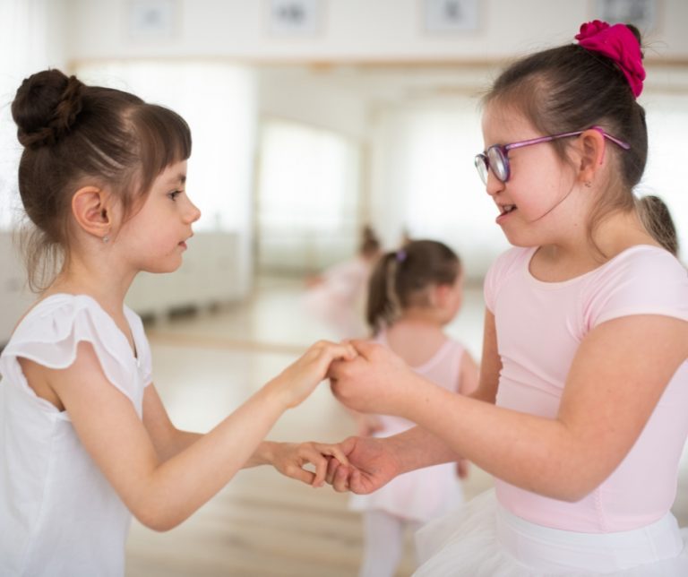 Deux petites filles, l'une atteinte de trisomie