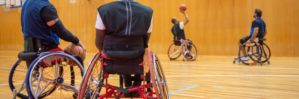 4 personnes en fauteuil roulant jouant au basketball
