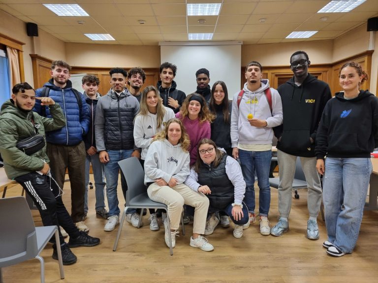 Photo des jeunes présents à la formation civique et citoyenne