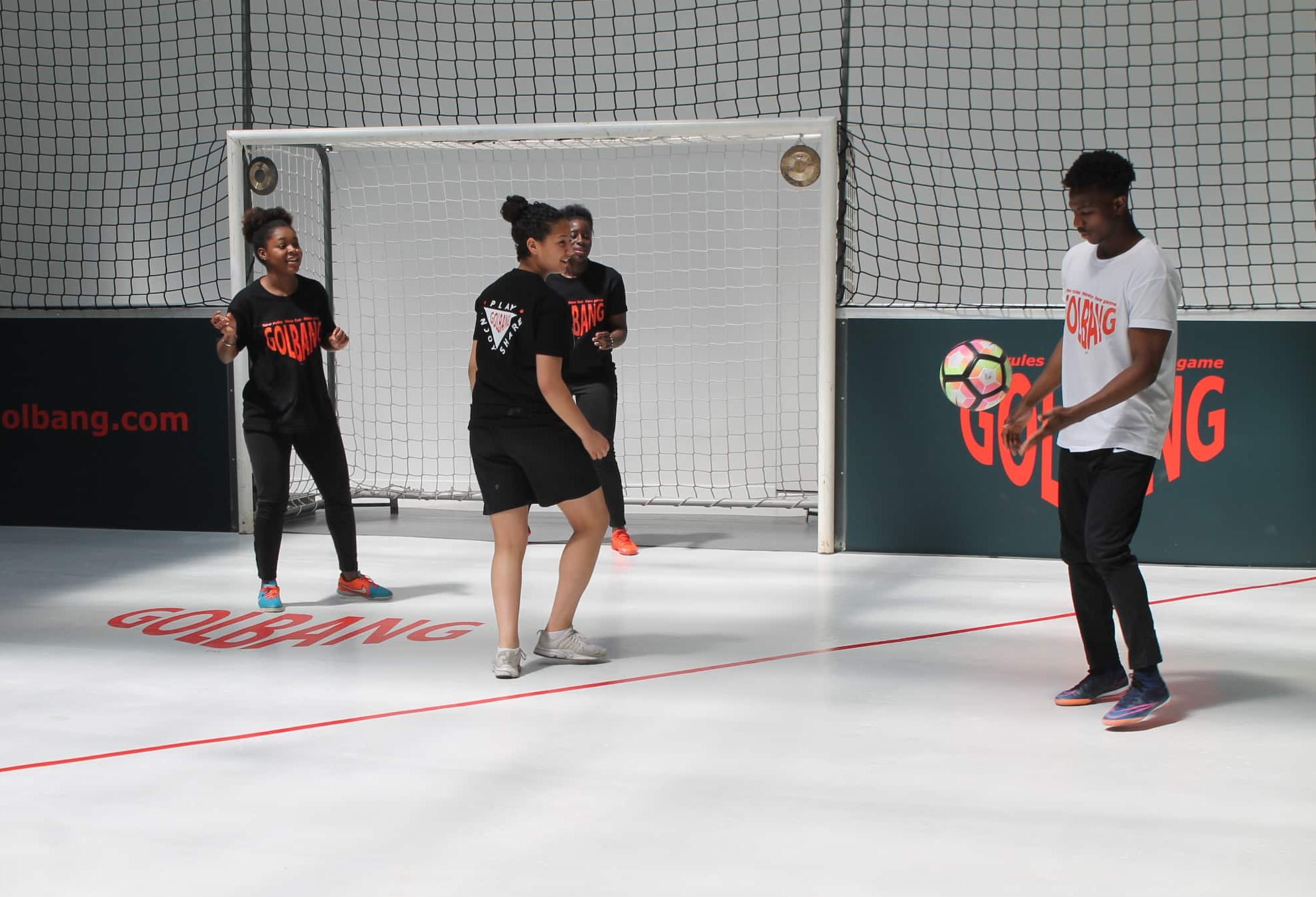 4 jeunes adultes jouant au Golbang, foot 3v3