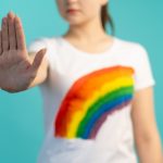Image représentant une personne montrant sa main en signe de stop aux discriminations