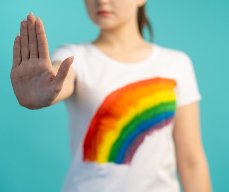 Image représentant une personne montrant sa main en signe de stop aux discriminations