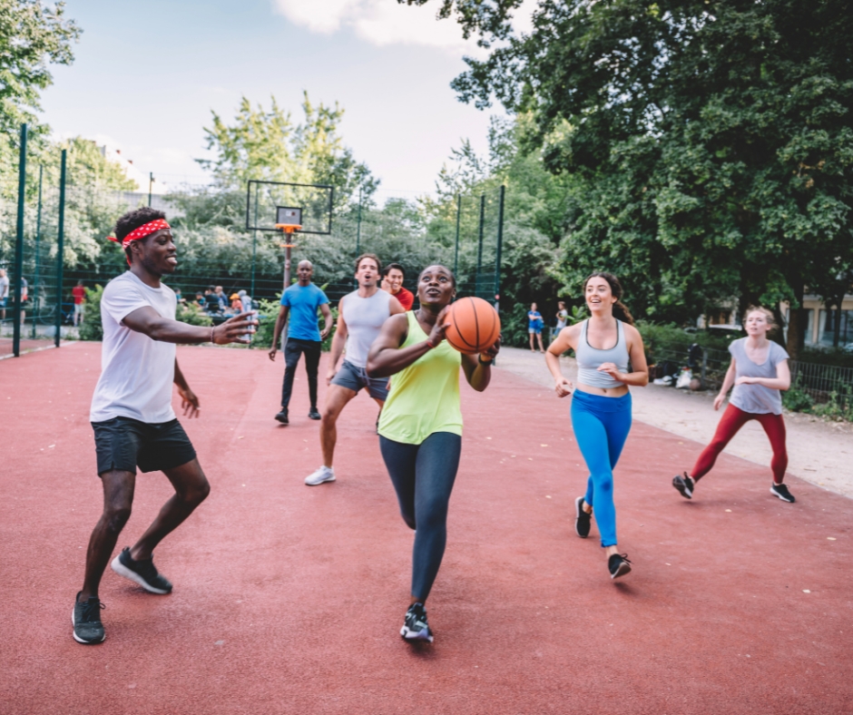 Jeunes adultes qui jouent au basket sur un playground