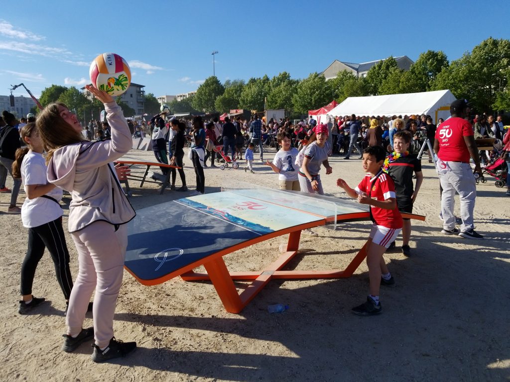 Plusieurs enfants en train de pratiquer du Teqvoly 