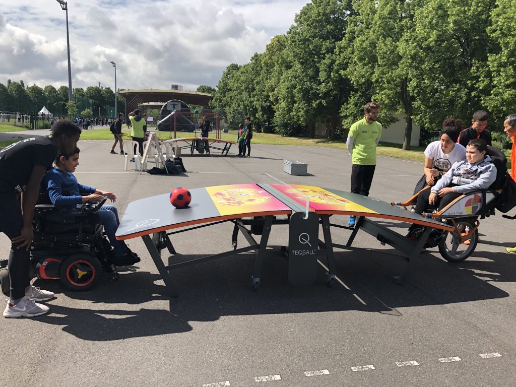 Des enfants en situation de handicap qui joue au Teqball 