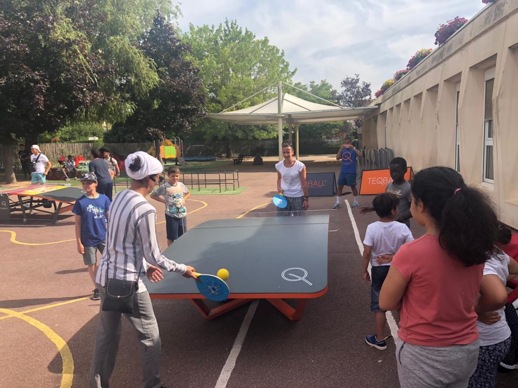 C'est un public en train de pratiquer le Teqis 