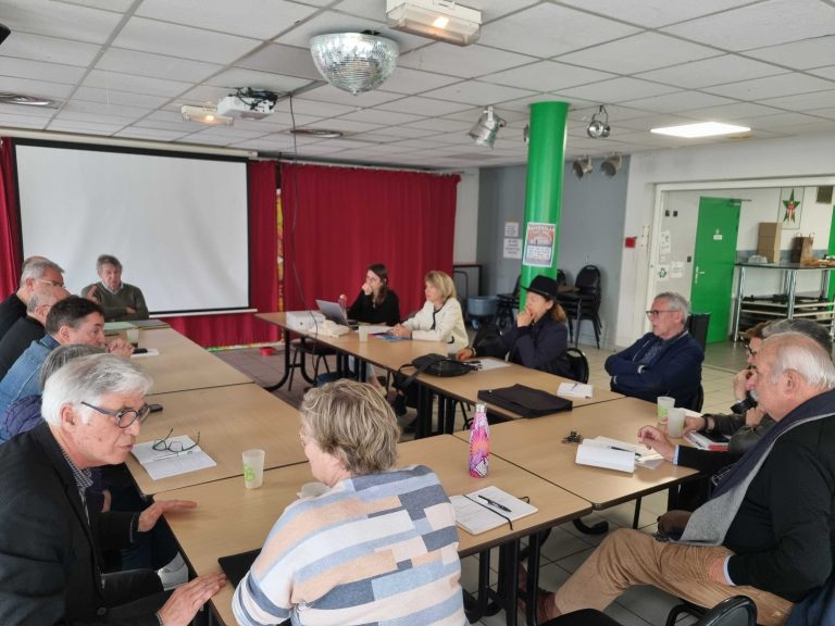 Personnes des clubs omnisports discutant ensemble lors de l'assemblée générale