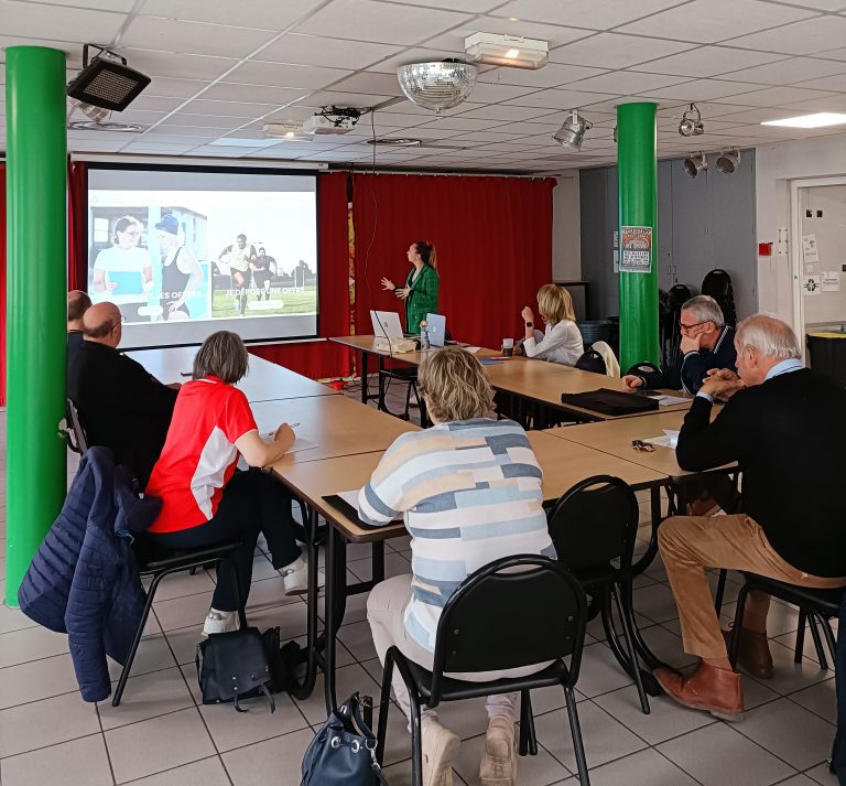 Personnes écoutant l'intervention et regardant le powerpoint de l'association Profession Sport Loisirs