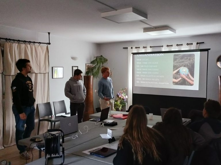 Jeunes volontaires en service civique présentant leur projet écoresponsable, durant la formation civique et citoyenne.