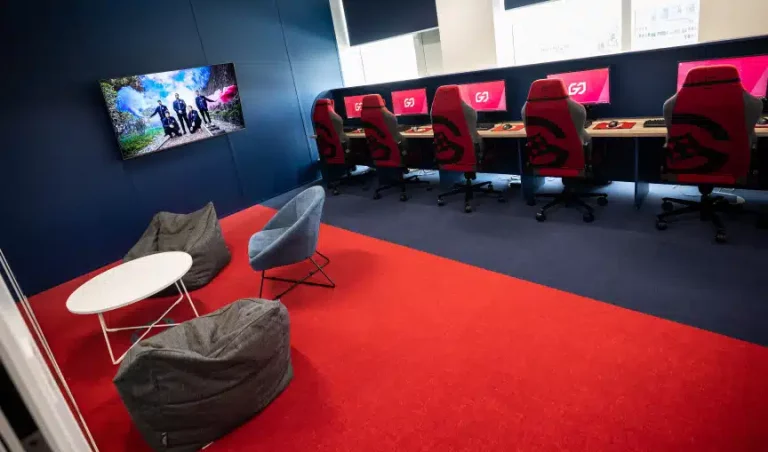 Salle de pratique d'esport amateur au sein de locaux professionnelle de l'équipe Team GO