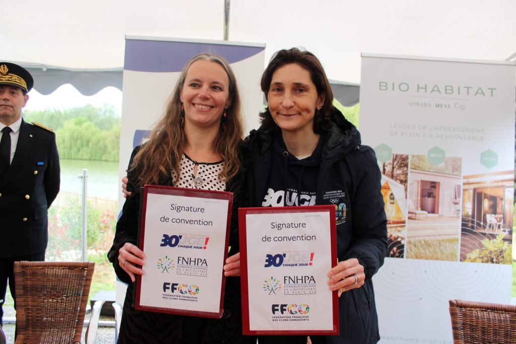 Photographie représentant Séverine Bardaud et Amélie Oudéa-Castéra lors de la signature de la convention "Bouge ton camping"