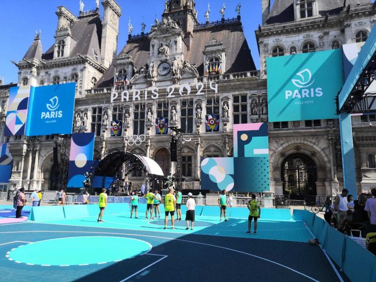 Groupe jouant au Touch Rugby