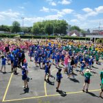 Photo avec une foule d'enfants lors de la journée "Tous Ensemble"