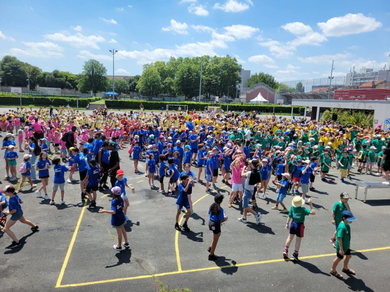 Photo avec une foule d'enfants lors de la journée "Tous Ensemble"