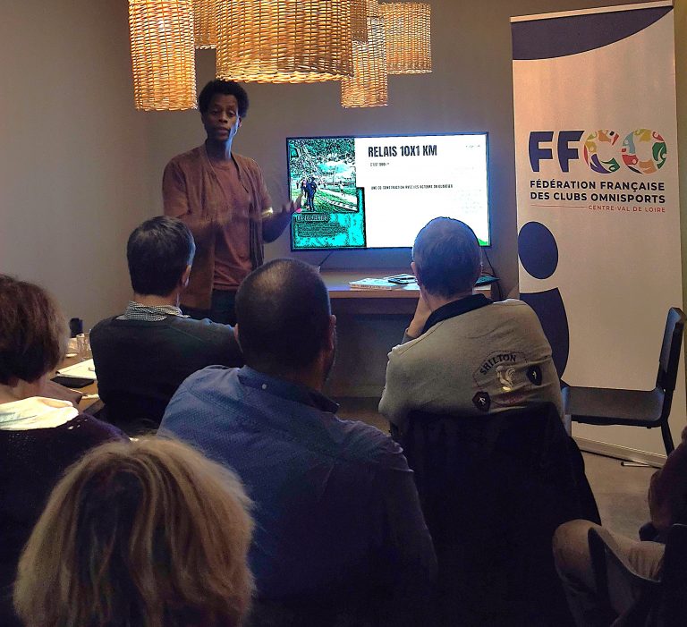Yosi Goasdoué le présidente de Daytoursport qui s'adresse debout aux participants assis.