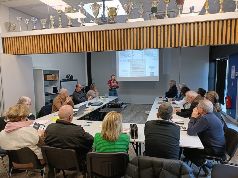 Les dirigeants assis autour des tables et l'intervention de l'association Récréamix 33.