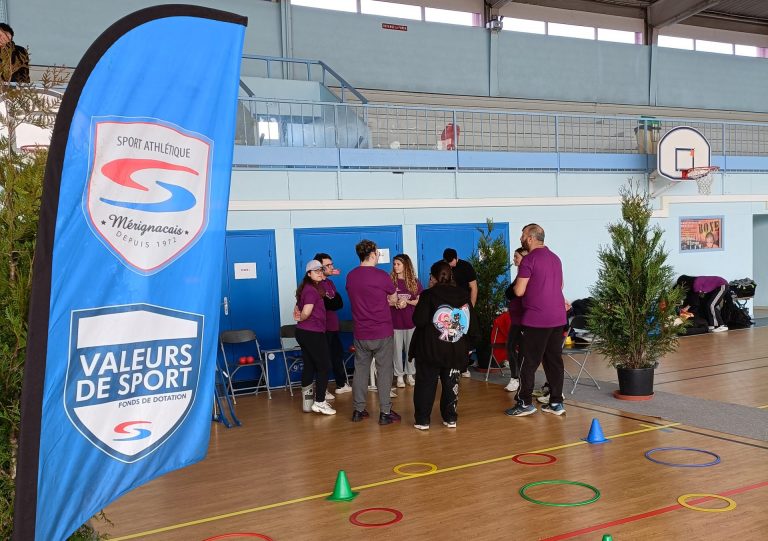 Groupe composé de candidats et d'entreprises discutant entre eux.