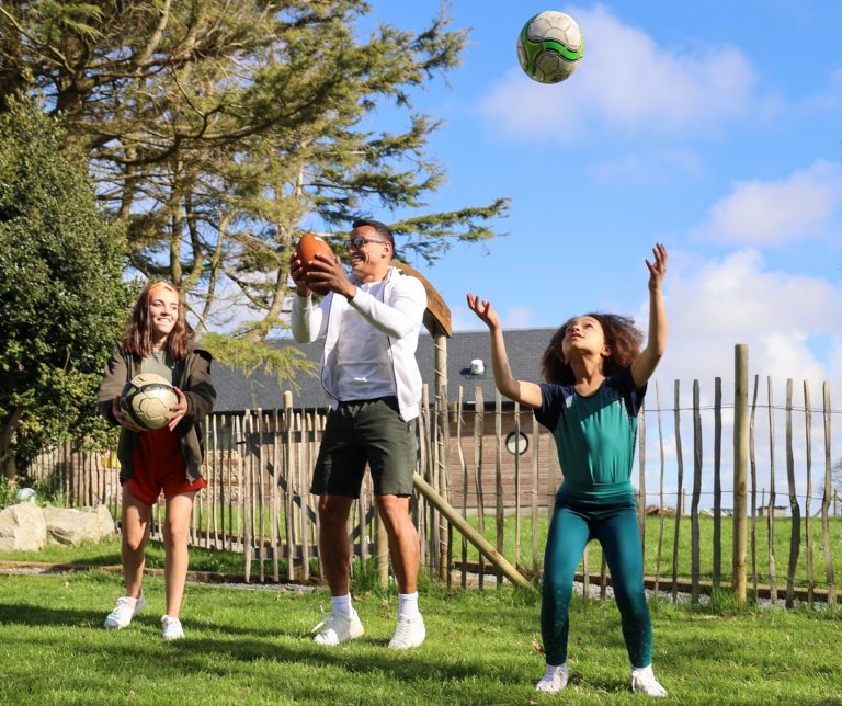 Deux enfants et un adulte faisant du sport