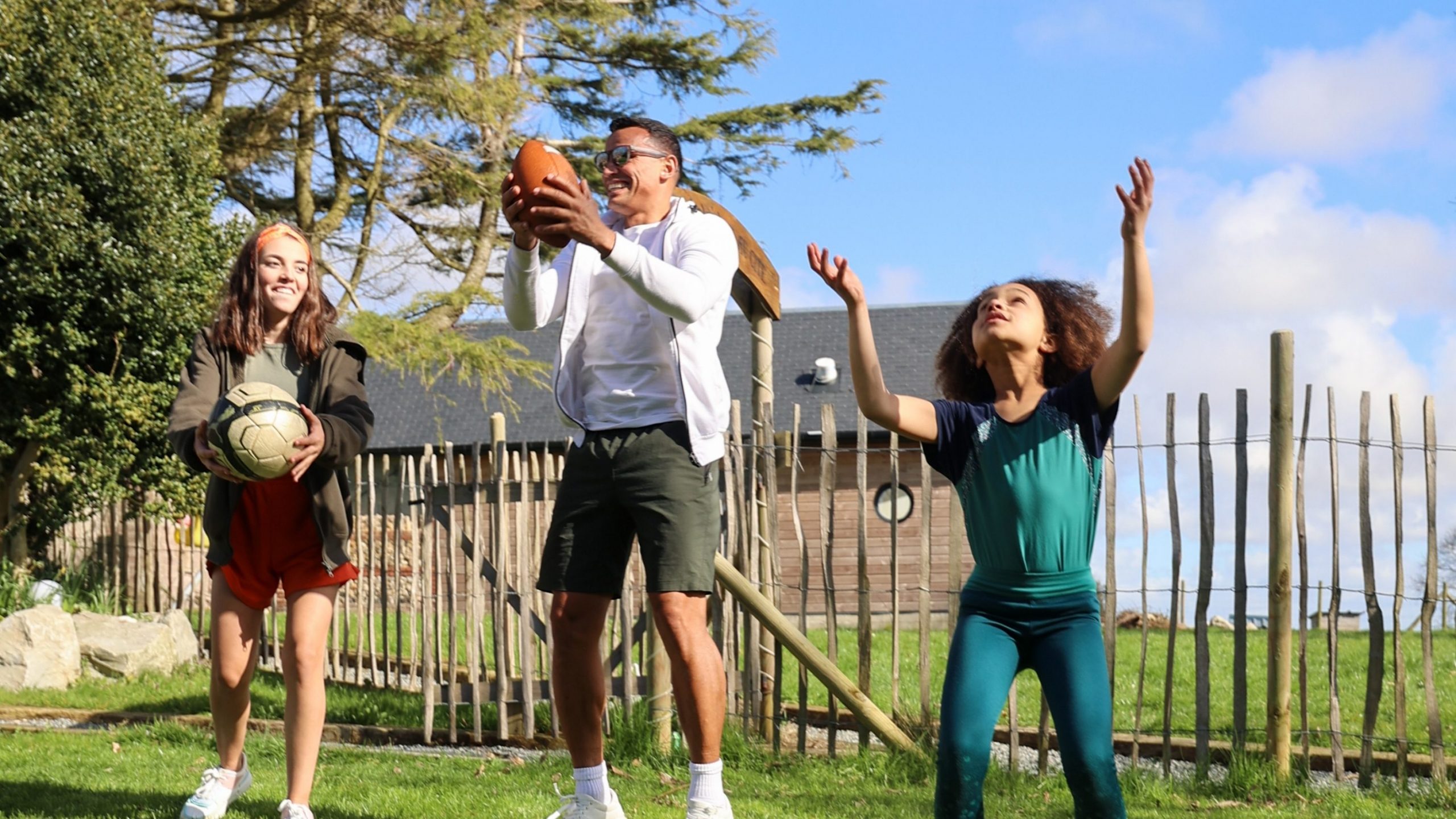Deux enfants et un adulte faisant du sport