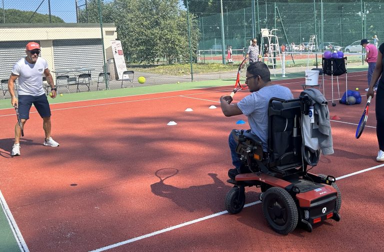 Des adhérents sport-santé de l'AS Evry découvrent une activité tennis le 11 juin