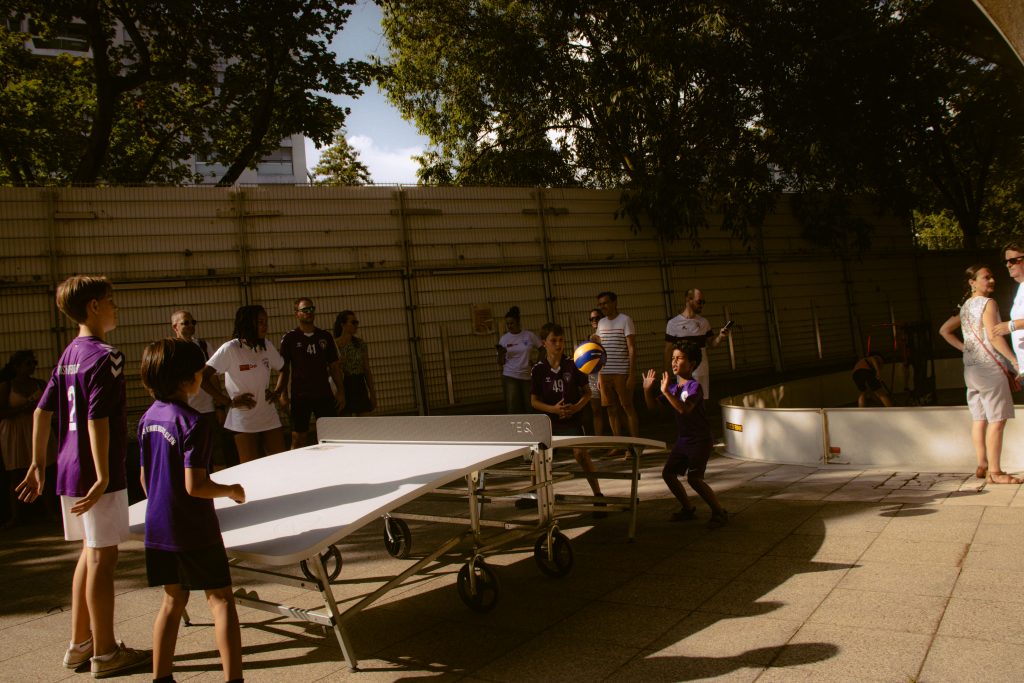 120 ANS-109 Enfants qui jouent au teqvolley