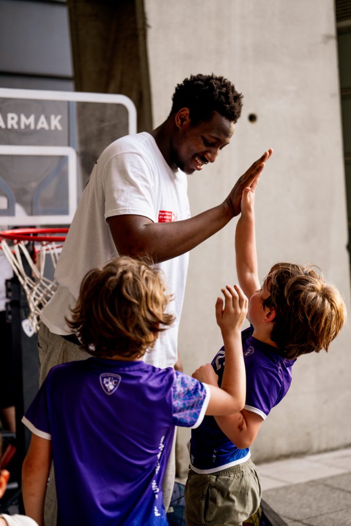 DSC05197 éducateur sportif qui tape dans la main d'un enfant
