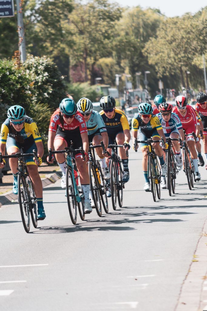 Groupe de cyclistes en course sur une route